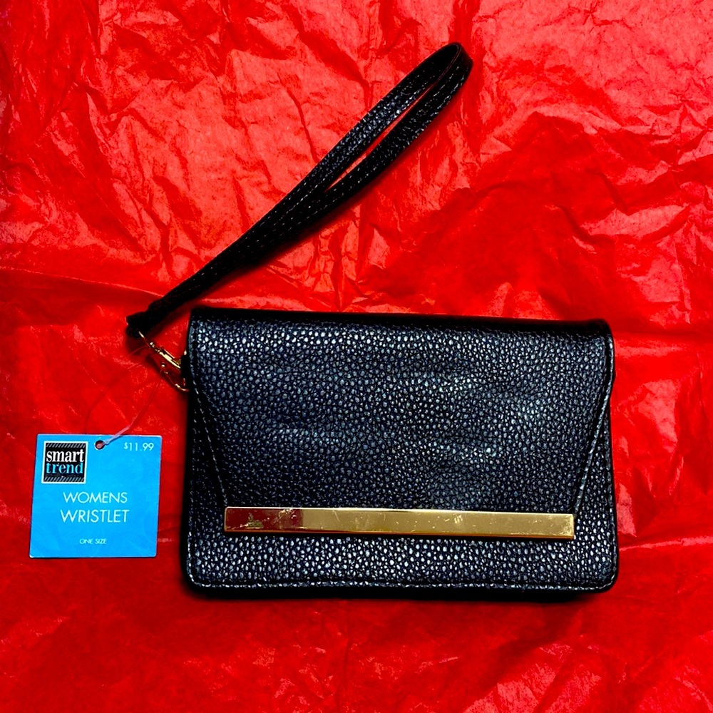 Smart Trend women’s wristlet with magnetic closure and two id holder slots